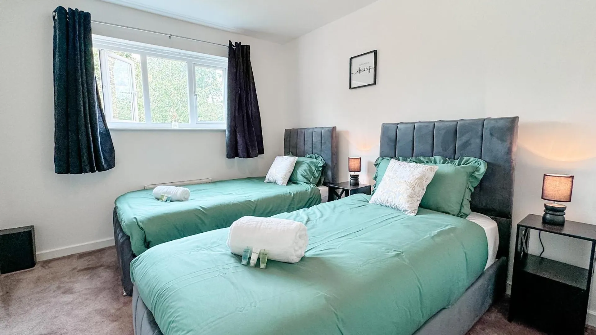 Lejlighed Huge House - Free Parking - 4 Bed 3 Bathroom - Leeds