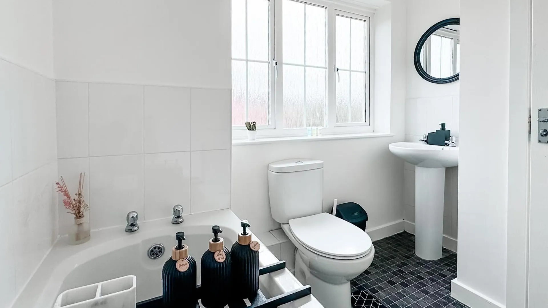 Huge House - Free Parking - 4 Bed 3 Bathroom - Leeds