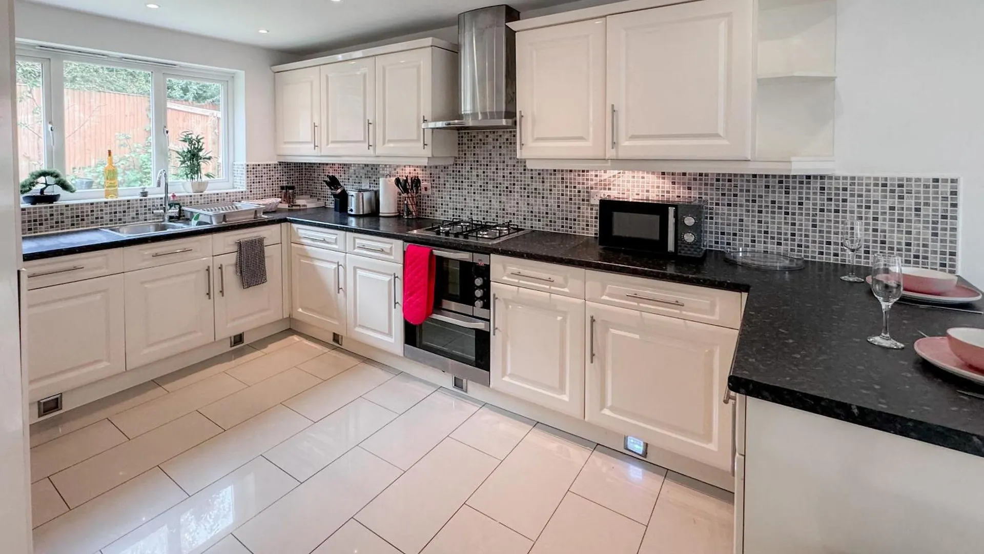Huge House - Free Parking - 4 Bed 3 Bathroom - Leeds 0*, Leeds (West Yorkshire)