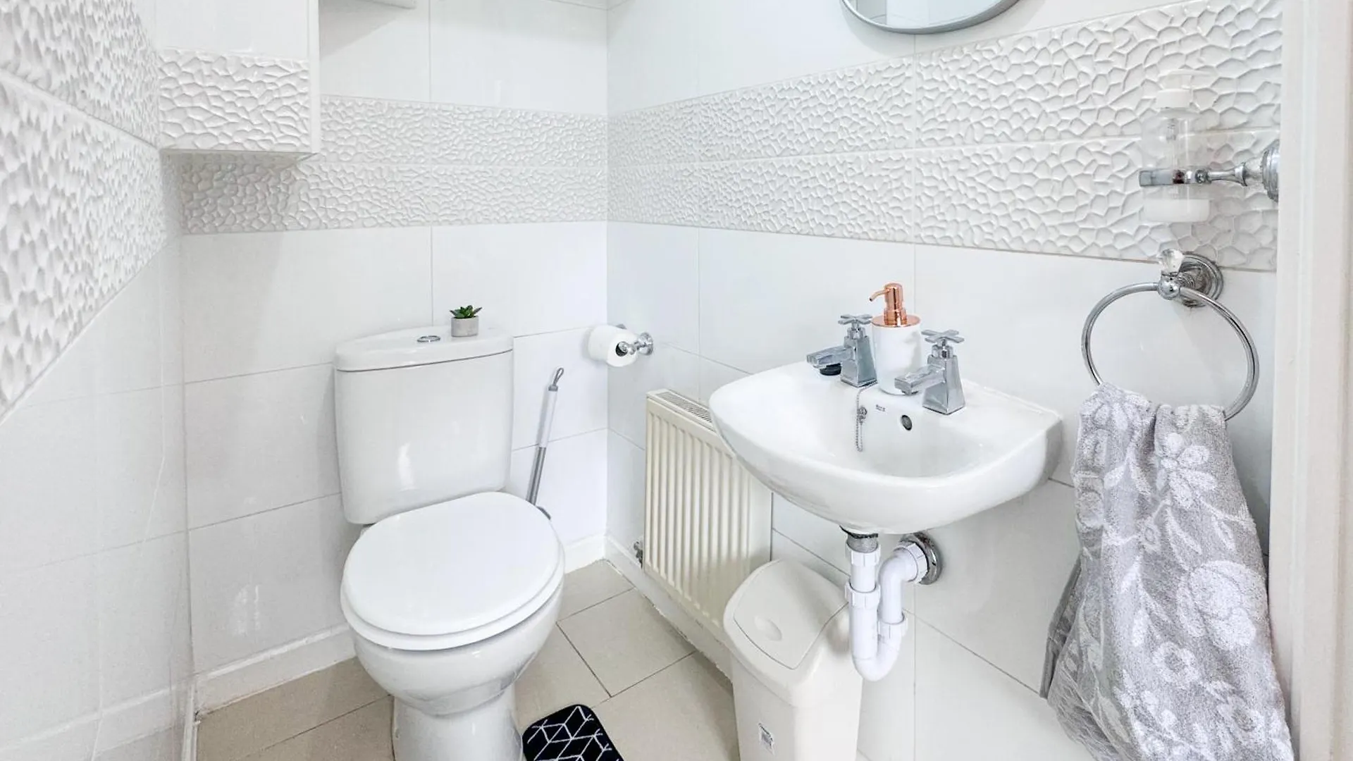 Huge House - Free Parking - 4 Bed 3 Bathroom - Leeds 0*, Leeds (West Yorkshire)